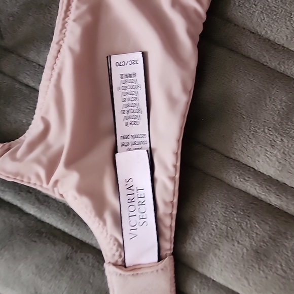 Victoria's Secret 32C - Picture 7 of 12